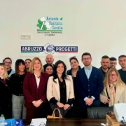 ABRUZZO PROGETTI: PUNTI DIGITALI FACILI, QUATTRO NUOVI SPORTELLI NEI CUP DELLA ASL PROVINCIALE DELL’AQUILA. ASSISTENZA GRATUITA PER PRENOTAZIONI ESAMI E VISITE ONLINE E PAGAMENTI TICKET SENZA CODE. TRA BREVE SERVIZIO ESTESO ANCHE NELLE ALTRE AZIENDE SANITARIE ABRUZZESI