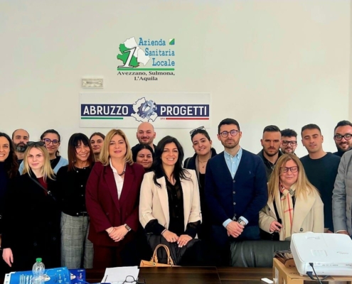 ABRUZZO PROGETTI: PUNTI DIGITALI FACILI, QUATTRO NUOVI SPORTELLI NEI CUP DELLA ASL PROVINCIALE DELL’AQUILA. ASSISTENZA GRATUITA PER PRENOTAZIONI ESAMI E VISITE ONLINE E PAGAMENTI TICKET SENZA CODE. TRA BREVE SERVIZIO ESTESO ANCHE NELLE ALTRE AZIENDE SANITARIE ABRUZZESI