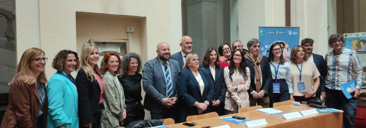 ABRUZZO PROGETTI: “AL LAVORO PER DARE CONTINUITÀ AL SERVIZIO OLTRE IL PNRR”. CON LA TAPPA DI TERAMO SI CONCLUDE IL TOUR REGIONALE “PUNTO DIGITALE FACILE”